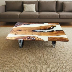 Moderner weißer Epoxy Couchtisch - Handgefertigter Akzenttisch aus Harz und Holz für stilvolle Wohnzimmer