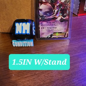 Peut inclure: Une carte Pokémon Mewtwo EX en état proche du neuf. La carte est dans un étui de protection et est exposée sur un support. La carte mesure 3,8 cm de haut avec le support.
