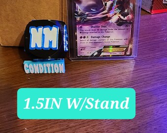 Könnte beinhalten: Eine Pokemon-Karte mit Mewtwo EX in nahezu neuwertigem Zustand. Die Karte befindet sich in einem Schutzgehäuse und wird auf einem Ständer präsentiert. Die Karte ist 3,8 cm hoch mit dem Ständer.