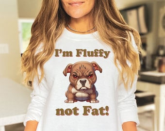 Puede incluir: Sudadera blanca con un perro de dibujos animados marrón y blanco y el texto "I'm Fluffy not Fat!"