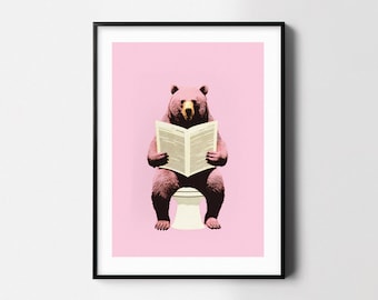 Cartel de inodoro de oso divertido rosa pastel, arte impreso de periódico vintage, decoración del baño, animal humorístico, retro de mediados de siglo, habitación para niños