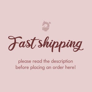 Op de afbeelding: Een lichtroze achtergrond met de woorden "Fast shipping" in een donkerrood scriptlettertype. Daaronder staat in kleinere tekst: "please read the description before placing an order here!"