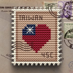 Può includere: Un francobollo a punto croce con la scritta "TAIWAN" e una bandiera a forma di cuore. La bandiera è rossa con un quadrato blu e una stella bianca. Il francobollo ha anche il valore "45¢".