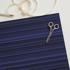 Fogli di carta da regalo blu, carta da regalo con motivo a strisce, carta da regalo con design grafico accattivante, carta da regalo con motivo alla moda, design elegante