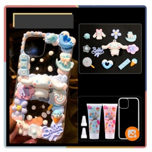 Puede incluir: Una funda de tel&eacute;fono transparente decorada con adornos 3D en azul pastel, rosa y blanco. Los adornos incluyen un perro de dibujos animados, un coraz&oacute;n, una piruleta, una nube y una flor. La funda tambi&eacute;n est&aacute; decorada con las palabras "Hello" y "Baby". La funda viene con dos tubos de pegamento y una funda de tel&eacute;fono transparente.