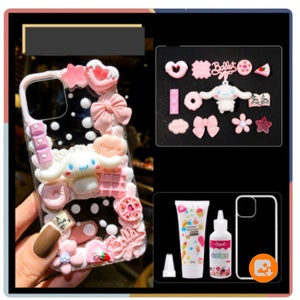 Puede incluir: Una funda transparente para tel&eacute;fono con un dise&ntilde;o rosa y blanco que presenta un perro de dibujos animados, corazones, estrellas y otros detalles lindos. La funda viene con un conjunto de dijes rosa y blanco, un tubo de pegamento y una botella de resina.