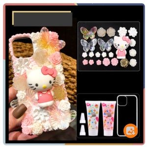 Puede incluir: Una funda de tel&eacute;fono rosa y blanca decorada con pedrer&iacute;a, flores y un personaje de Hello Kitty de dibujos animados. La funda viene con dos tubos de pegamento y una funda de tel&eacute;fono transparente.