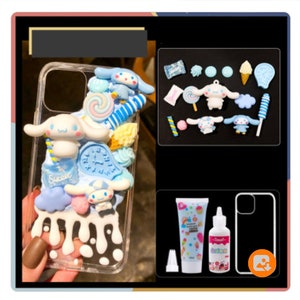 Puede incluir: Una funda de tel&eacute;fono transparente con un dise&ntilde;o 3D que presenta un perro de dibujos animados, caramelos y otras golosinas dulces. La funda est&aacute; decorada con colores azul, blanco y rosa. La imagen tambi&eacute;n muestra una botella de pegamento y un tubo de resina, que se utilizan para crear el dise&ntilde;o 3D.