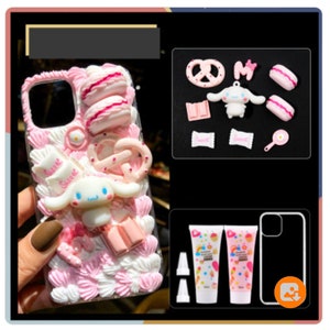 Puede incluir: Una funda de tel&eacute;fono rosa y blanca con un dise&ntilde;o 3D de un perro de dibujos animados, macarons, pretzels y otras golosinas dulces. La funda viene con dos tubos de pintura rosa y blanca, dos puntas de decoraci&oacute;n y una funda de tel&eacute;fono transparente.