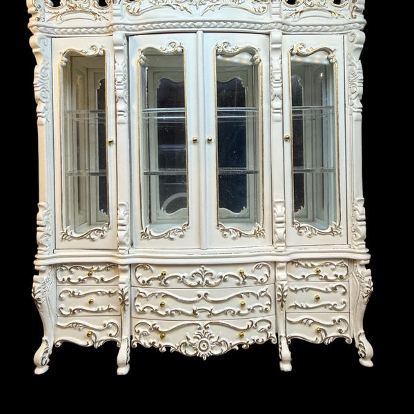 Mobile da cerimonia in porcellana bianco e oro in stile barocco italiano, scala 1:12, firmato Pitt Wang.