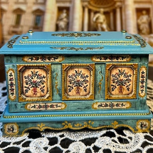 Met de hand gemaakt, geassembleerd en geschilderd miniatuurpoppenhuisdecor barokke dameskamer Kofferbak opent sluit 18e-eeuwse Tiroolse stijl hobby kunst cadeau