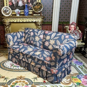 JBM Miniature Dollhouse Decor Replica Blue Modern Overstuffed County Nature Sofa Motif Collectible Art Birthday  Mother Father&#39;s Day Gift