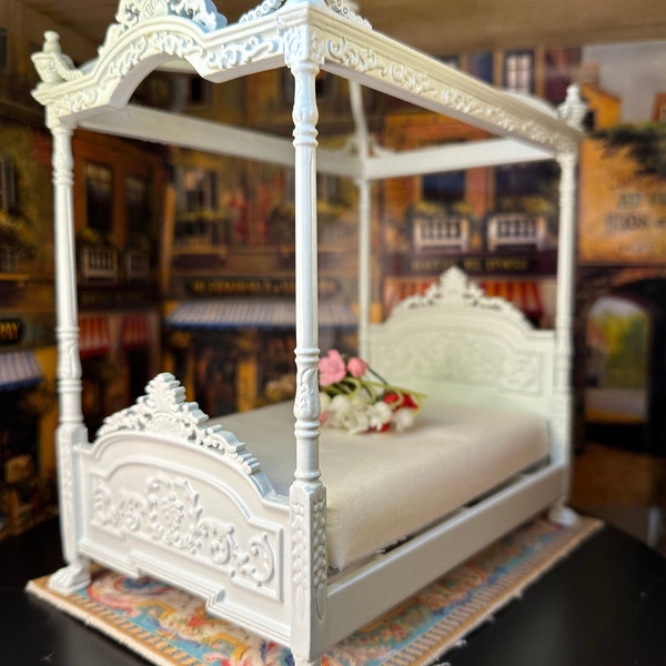 Décoration de maison de poupée miniature, réplique de luxe du XVIIIe siècle, lit à baldaquin blanc rococo royal français de luxe avec matelas oreillers vacances anniversaire maman papa