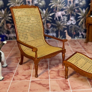 Réplica de una histórica casa de muñecas de la década de 1850, caja de habitación, decoración de terraza, silla de té india colonial, otomana de mimbre, teca, simbólica, calidad de museo, vintage.