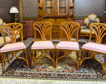 Réplica de decoración para casa de muñecas en miniatura JBM: 4 sillas de comedor tapizadas en nogal rosa estilo Art Nouveau.