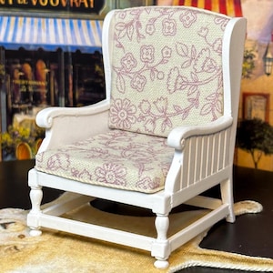 Réplica de decoración para casa de muñecas en miniatura de calidad JBM, sillón tapizado con flores blancas y rosas costeras, muebles para terraza acristalada de playa, arte coleccionable moderno