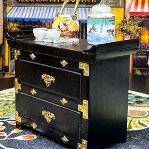 美しいReutter磁器ミニチュアドールハウス装飾レプリカアジアンスタイルブラックゴールドティーカートまたはサイドテーブルゴールドバットウィングプルティーセットアート