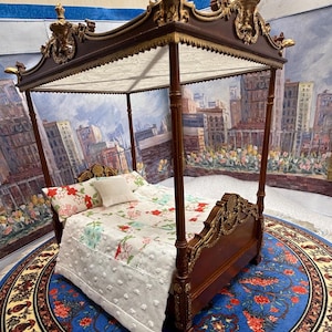 Può includere: Un letto a baldacchino in miniatura con struttura in legno scuro e dettagli dorati. Il letto ha una trapunta e cuscini a fantasia floreale. Poggia su un tappeto floreale blu e rosso. Lo sfondo presenta un murale di paesaggio urbano.