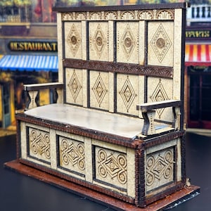 Könnte beinhalten: Eine Holzbank mit hoher Rückenlehne und aufwendigen Schnitzereien. Die Bank hat eine hellbraune Oberfläche und eine dunkelbraune Basis. Die Rückenlehne der Bank ist mit einem Rautenmuster verziert.