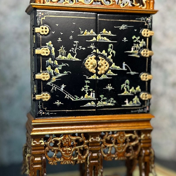 Rara decoración de casa de muñecas en miniatura Réplica japonesa Chinoiserie 2 piezas Gabinete de laca negra Nogal Soporte dorado Filigrana dorada Carlos II