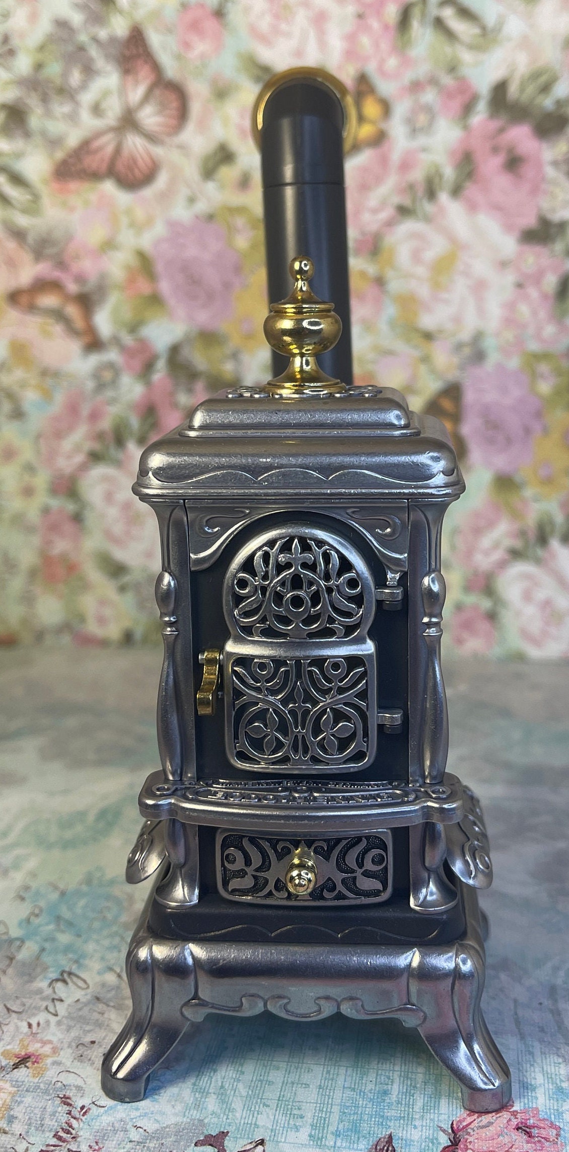 Assembled Miniature Iron Stove for Dollhouses [MJD 3403]