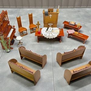 Könnte beinhalten: Miniatur-Kirchenmöbel-Set aus Holz, darunter eine Orgel, Bänke, eine Kanzel, Stühle und ein Tisch mit einem Kreuz. Das Set ist aus Holz gefertigt und hat eine warme Farbpalette.