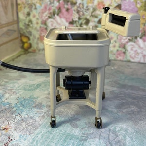 Miniature Dollhouse Decor Replica Magtag Wringer Washer 1920s Dee&#39;s Delight Cast Iron Realistic Cream Black Water Hose Wheels Collectible