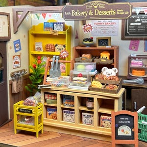 Miniature RoomBox Diorama Viertel Bäckerei und Dessert Shoppe Theke Display Regale Voller Süßer Leckereien Sammler Hobby Tolles Geschenk
