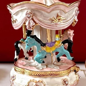 Prachtige miniatuur geëmailleerde 18e-eeuwse Royal French Empire-tijdperk carrousel vier paarden en strassteentjes 2,5 x 1,75 x 1,5 inch roze/blauw