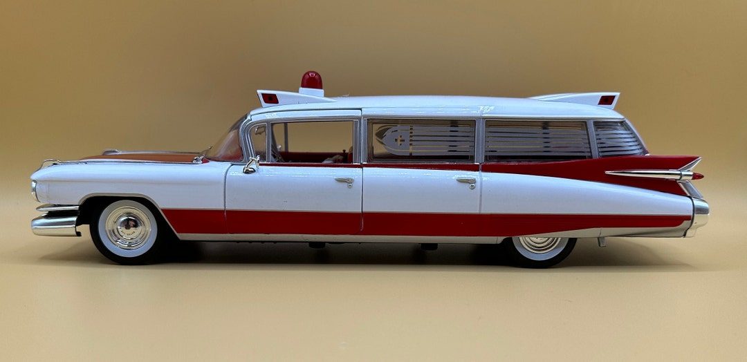 美品　キャディラック　エルドラド　1959 1/18 Amazon | Auto World 1959 キャデラック エルドラド 救急車 1:18