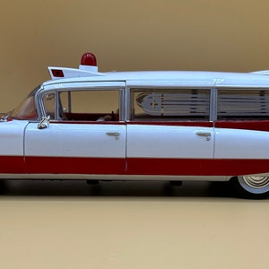 1 18 Scale Diecast 1959 CADILLAC ELDORADO Ambulance Hand Assembled Red White Room Box Hospital Scene Collectible Model Art Hobby Great Gift