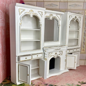 Parete attrezzata rococò francese del XIX secolo, camino con grande specchio, 2 librerie esterne, ripiani, cassetti, ante, finiture in oro bianco, opera d'arte da collezione