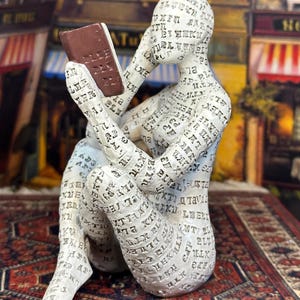 Piccola scultura in resina di una donna che legge un libro coperto da una lettera che mostra la bellezza e il potere di una donna intellettuale Arte da collezione