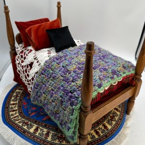 Letto singolo a baldacchino per casa delle bambole fatta a mano di 75 anni per bambole con action figure da 8 a 10 pollici, biancheria da letto nuova, trapunta all'uncinetto, gonna in pizzo