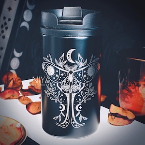 Personalisierte Motte Mond Hexe Edelstahl Becher Tasse | Graviert 10 Unzen | Mondphase Tasse | Gotische Kunst | Leicht zu Reinigen | Passt in Autohalterung