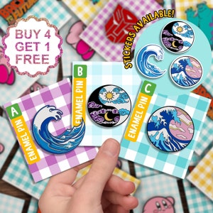 Może przedstawiać: Cztery emaliowane przypinki z różnymi wzorami. Przypinki są wyświetlane na kartkach z tekstem "ENAMEL PIN" i literą A, B lub C. Wzory obejmują falę, symbol yin yang i falę z różowo-niebieskim wzorem. Tekst "BUY 4 GET 1 FREE" jest widoczny w tle.