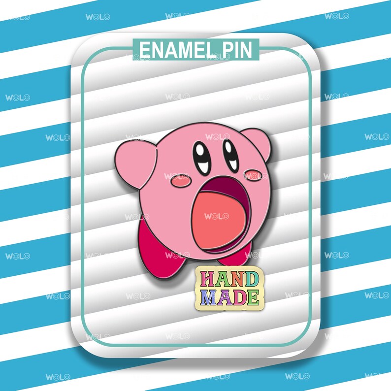 K&ouml;nnte beinhalten: Rosa emaillierte Anstecknadel mit einem Cartoon-Charakter mit einem gro&szlig;en, offenen Mund. Der Charakter hat gro&szlig;e Augen und einen rosa K&ouml;rper. Die Anstecknadel tr&auml;gt die Aufschrift "HAND MADE" in Regenbogenfarben.