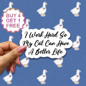 Sticker Je travaille dur pour que mon chat puisse avoir une vie meilleure Sticker, Sticker maman chat, Stickers maman chat rigolos, Stickers amoureux des chats, Sticker pour verre