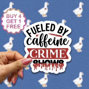 getankt durch Kaffe und Krimi zeigt Aufkleber, Zitat Aufkleber, Kaffee Aufkleber, Kriminalität Aufkleber, Y2K Laptop Aufkleber, ästhetischer Aufkleberpaket
