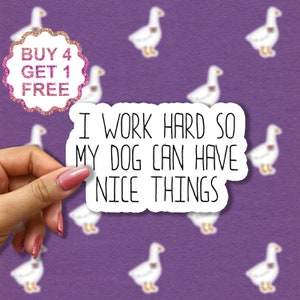 Trabajo duro para que mi perro pueda tener cosas bonitas. Calcomanías para portátiles con perros, inspiradoras para botellas de agua y portátiles.