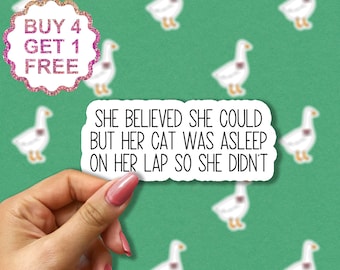 Hon trodde att hon kunde, men hennes katt sov i hennes knä, så hon gjorde det inte. Klistermärke, kattmamma-klistermärke, roliga kattmamma-klistermärken, kattmagnet.