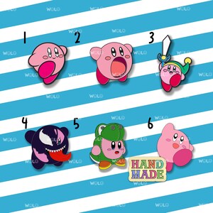 K&ouml;nnte beinhalten: Sechs verschiedene Emaille-Pins mit einer rosa Figur mit verschiedenen Outfits und Accessoires. Die Pins sind von 1 bis 6 nummeriert. Die Pins sind handgefertigt und haben ein rosa, gr&uuml;nes, schwarzes und wei&szlig;es Farbschema. Die Pins befinden sich auf einem blau-wei&szlig; gestreiften Hintergrund.