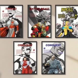 Może przedstawiać: Pięć oprawionych wydruków komiksowych z postaciami i tekstami: Thrag, Battle Beast, Invincible, Omal Man i Conquest. Każdy wydruk ma czarną ramę i prezentuje kolorowe ilustracje superbohaterów.