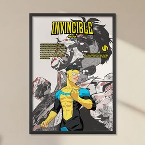 Op de afbeelding: Ingelijste poster met het stripboekpersonage Invincible. Het kunstwerk toont Invincible in een geel en blauw kostuum, met een groot, gestileerd beeld van zijn gezicht op de achtergrond. De poster bevat tekst.