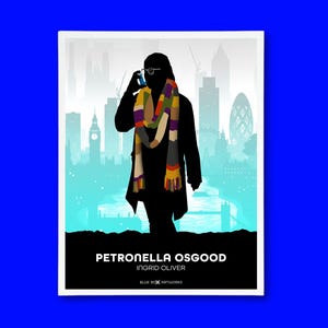Peut inclure: Une affiche présentant une silhouette d'une personne portant une écharpe colorée et un manteau, tenant un téléphone. L'arrière-plan montre un paysage urbain en nuances de bleu et de blanc. Le texte en bas indique "Petronella Osgood, Ingrid Oliver".