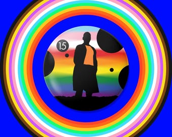 15代目ドクター・プライドピン｜ドクター・フーにインスパイアされたヌクティ・ガトワのLGBTQ+ボタン｜レインボー・フーヴィアンギフト｜クィアSFコレクターバッジ