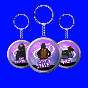 Llavero de las aventuras de Sarah Jane: Sarah Jane, Trickster, Luke, K9, regalo para fans de Doctor Who / llavero de Doctor Who spin-off, etiqueta de bolso coleccionable