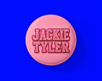 Doctor Who Pin Badge – Jackie Tyler Pin Badge & Keyring | Pink Bling Juicy | 38mm Button Pin Rhinestone Rose Gift | Sci-Fi Fan Accessory