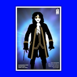 Peut inclure: Une affiche représentant un Droïde Mécanique de Doctor Who Série Deux (2006). Le droïde est vêtu d'un manteau noir avec des bordures dorées, une chemise blanche et un masque en forme d'étoile. Le texte "THE MONSTERS AND THE DOCTOR IT SEEMS YOU CANNOT HAVE ONE WITHOUT THE OTHER."