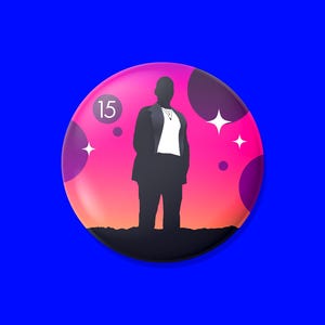 Puede incluir: Un botón rosa y morado con una silueta de una persona de pie frente a una puesta de sol. El botón tiene un círculo blanco con el número 15.